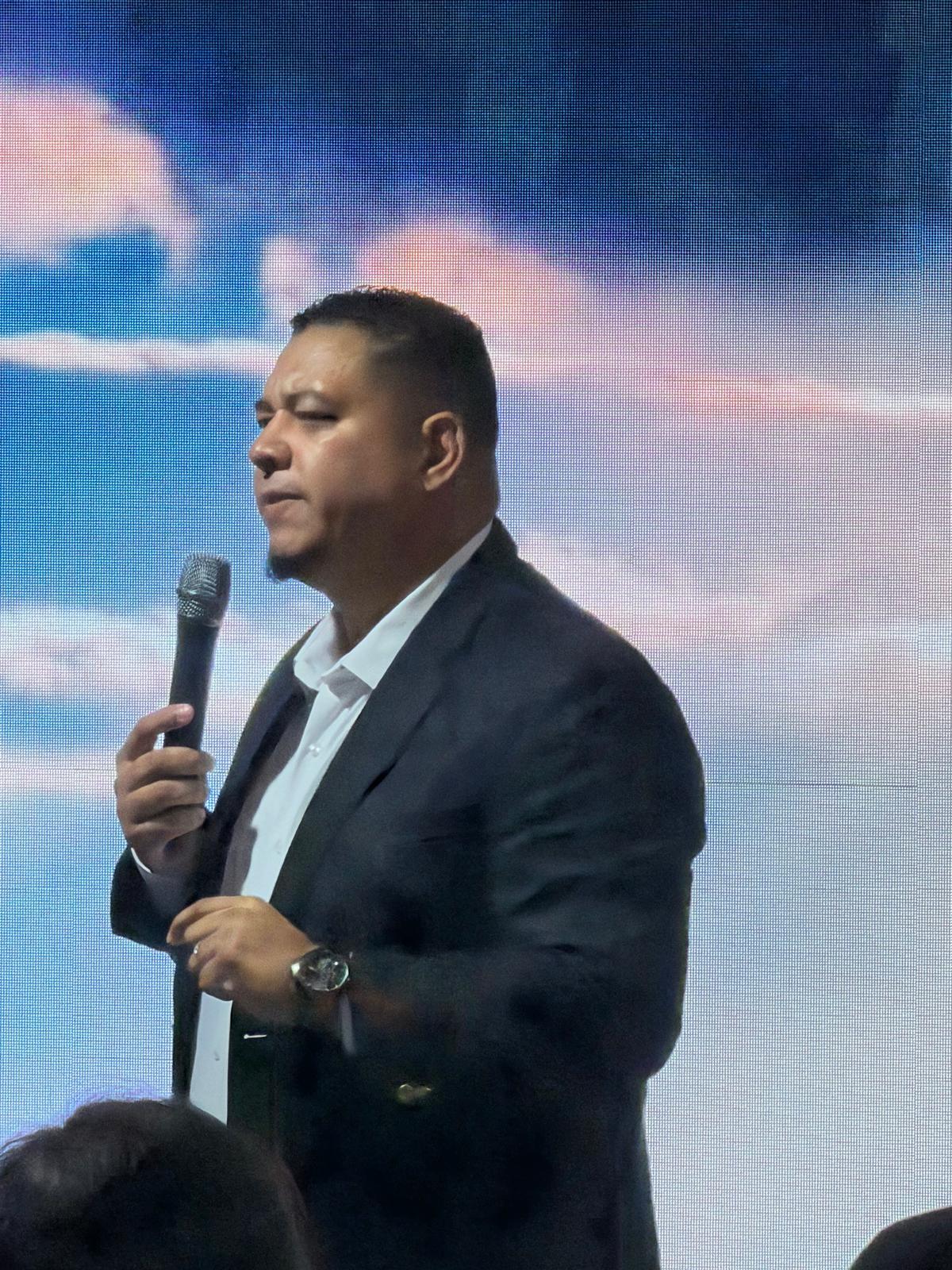 El pastor Edgar Ruiz compartiendo un mensaje